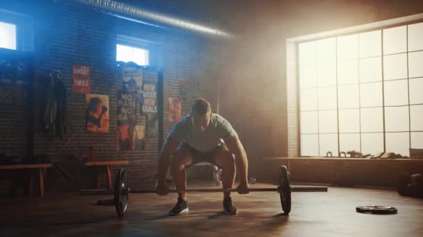 Gutaussehender muskulöser Mann macht in einer kleinen authentischen Turnhalle Kopfheben mit einer Langhantel. athletischer Mann, der seine Armmuskulatur trainiert und Übungen mit der Langhantel macht. Workout im Hardcore-Fitnessstudio. — Stockvideo