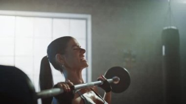 Atletik Güzel Kadın Spor Salonunda bir Barbell ile Havai Lift mu. Muhteşem Kadın Profesyonel Bodybuilder Hardcore Eğitim Tesisi Ağırlık Kaldırma Egzersizler mu. Yakınlaştırma