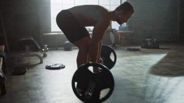 Arc Shot: Yakışıklı Kaslı Adam Deadlift ve Curls Ağır Barbell ile mu. Atletik Gömleksiz Adam Eğitim, Barbell ile Güç, Güç ve Dayanıklılık Egzersizleri yapıyor. Hardcore Spor Salonunda Egzersiz