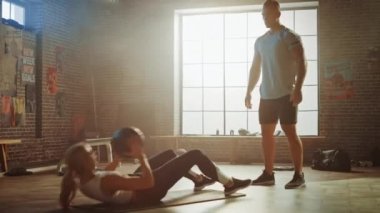 Kişisel Eğitmen ile Güzel Genç Kız Egzersizleri, Tıp Topu ile Mekik yapıyor, Ileri geri Pass atma. Fit ve Güçlü Çift Egzersiz. Egzersiz Gücü, Kardiyo ve Güç