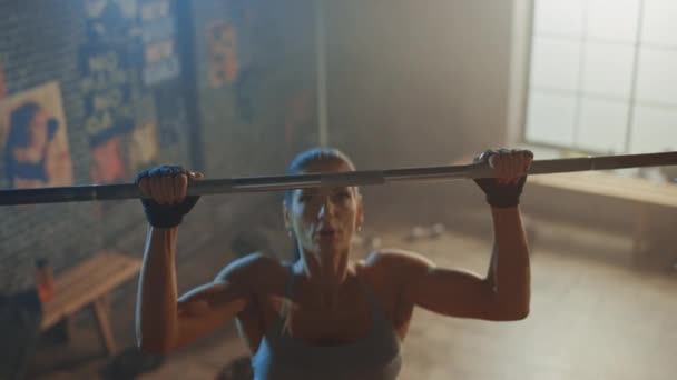 Beautiful Strong Woman Doing Pull Ups in the Hardcore Gym. Gorgeous Professional Female Athlete Does Power, Strength and Cross Fitness Exercises and Everyday Workout Routine. Elevated Zoom out Shot — Stock Video