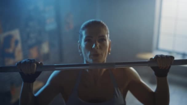 Hermosa mujer fuerte haciendo Pull-Ups en el gimnasio duro. Hermosa atleta profesional femenina hace ejercicios de fuerza, fuerza y condición física de mentón y rutina de entrenamiento diario. Disparo elevado — Vídeos de Stock