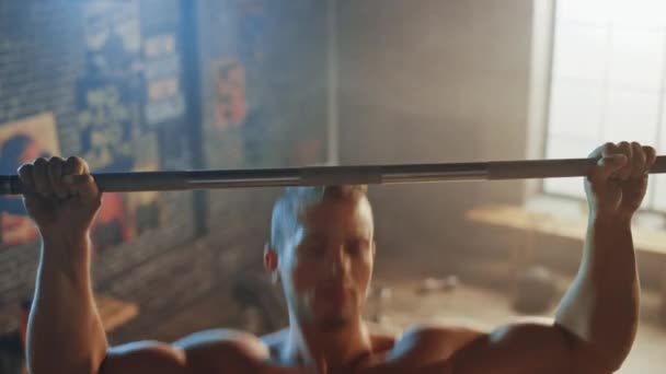 Slet shirtless man gör pull-ups i Hardcore gym. Gorgeous professionell idrottsman gör Chin-up makt, styrka och cross fit övningar och vardagliga workout rutin. Upphöjd bild — Stockvideo