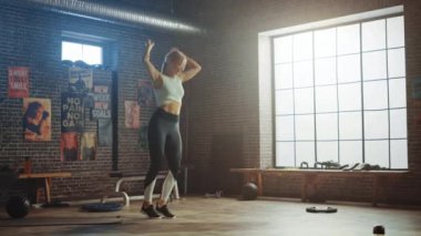 Portre Süper Mutlu Atletik Blonde Girl Jumping, Dans ve Eğitim, Egzersiz, Egzersiz, Ağırlık, Strenght, Kas ve Vücut Yağ Hedef Sonuçları Hardcore Spor Salonu'nda Onun Başarısını Kutluyor