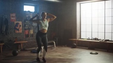 Portre Süper Mutlu Atletik Blonde Girl Jumping, Dans ve Eğitim, Egzersiz, Egzersiz, Ağırlık, Strenght, Kas ve Vücut Yağ Hedef Sonuçları Hardcore Spor Salonu'nda Onun Başarısını Kutluyor