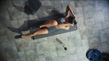 Hardcore Spor Salonu'nda Yoga Mat Yatarken Profesyonel Kadın Bodybuilder Yapma Bisiklet Crunches Top View. Kas ve Atletik Güzel Kadın Kas, Güç ve Kardiyo Egzersiz. Uzaklaştırma
