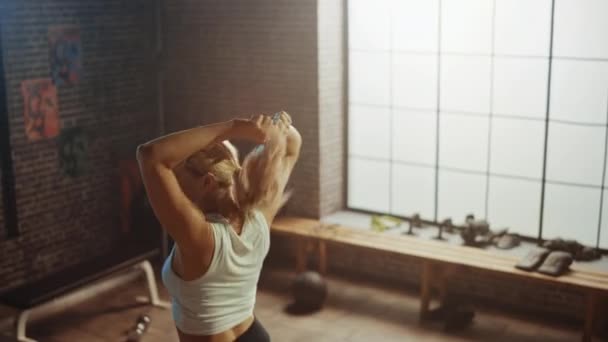 Porträtt av Super Happy Athletic blond tjej hoppar, dansar och firar sin framgång i utbildning, motion, träning, vikt, styrka, muskel-och kroppsfett mål resultat i Hardcore gym — Stockvideo