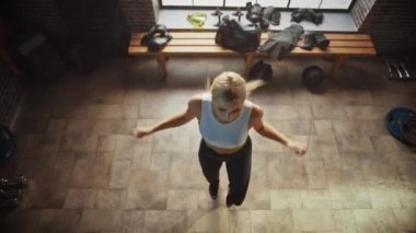 Athletic Beautiful Woman Hardcore Spor Salonu'nda İp Atlama ile Spor Egzersizler Giyiyor. Atlama halat kardiyo egzersiz kullanarak Fitness Eğitimi. ÜstTe Görüntü Kamera Çekimi