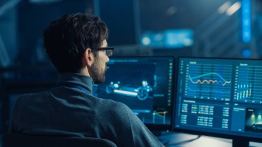 Profesyonel Otomotiv Grafik Tasarımcı 3d Cad Yazılım Rendering Elektrik Konsept Otomobil üzerinde çalışıyor ve bir Prototip ile Yüksek Teknoloji Yenilikçi Laboratuvar da Verimliliği Hesaplanması.