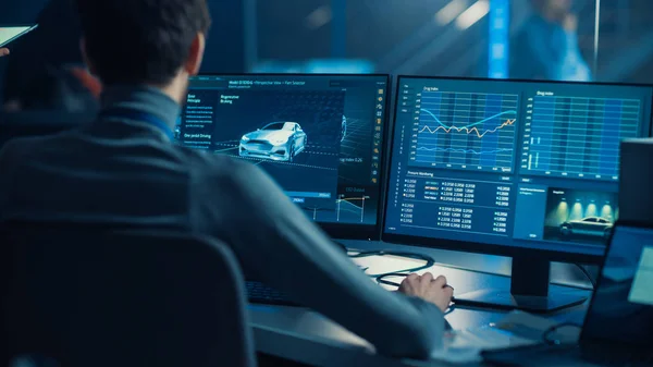 Professionelle Automobil-Grafikdesigner arbeitet an 3D-Cad-Software Rendering Elektro-Konzeptauto und Berechnung seiner Effizienz in einem innovativen High-Tech-Labor mit einem Prototyp. — Stockfoto