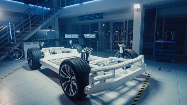Otantik Elektrikli Otomobil Platformu Şasi Prototip Yüksek Teknoloji Endüstriyel Makine Tasarım Laboratuvarı Ayakta Kavramı. Hibrid Çerçeve Lastikler, Süspansiyon, Motor ve Pil içerir.