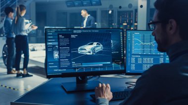Profesyonel Mühendis 3d Cad Yazılımı ile Bir Bilgisayarda Çalışır ve Yüksek Teknoloji Geliştirme Laboratuvarı'nda Tekerlekler, Piller ve Motor Ayakta Elektrikli Araba Şasi Prototip Testleri.