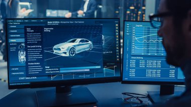 Profesyonel Mühendis 3d Cad Yazılımı ile Bir Bilgisayarda Çalışır ve Yüksek Teknoloji Geliştirme Laboratuvarı'nda Tekerlekler, Piller ve Motor Ayakta Elektrikli Araba Şasi Prototip Testleri.