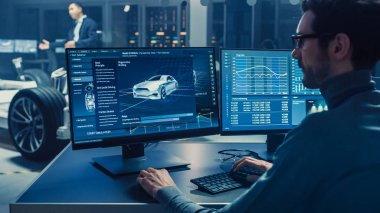 Profesyonel Mühendis 3d Cad Yazılımı ile Bir Bilgisayarda Çalışır ve Yüksek Teknoloji Geliştirme Laboratuvarı'nda Tekerlekler, Piller ve Motor Ayakta Elektrikli Araba Şasi Prototip Testleri.