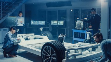 Otomotiv Tasarım Mühendisleri Elektrikli Otomobil Şasi Prototipi Üzerinde Çalışır ve Testler Yapar. Yenilik Laboratuvarı Nda Tesis Konsept Araç Çerçevesi Tekerlekler, Süspansiyon, Motor ve Akü.