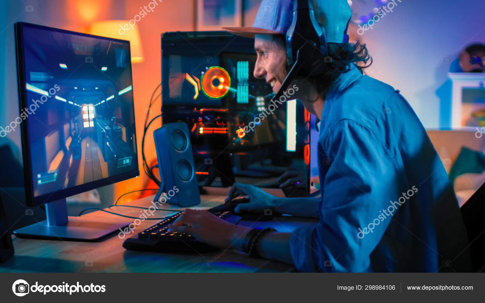 O cara está jogando um jogo de tiro online na sala de néon do jogo
