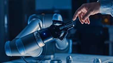 Fütüristik Robot Kol İnsan El Dokunur İnsan ve Yapay Zeka Birleştirici Jest. Bilinçli Teknoloji İnsanla Buluşuyor. Michelangelo'nun Adem'i Yaratması'ndan Esinlenilen Kavram