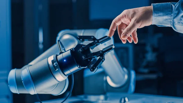 Futuristic Robot Arm Touches Human Hand in Humanity and Artificial Intelligence Unifying Gesture. La tecnología consciente conoce a la humanidad. Concepto inspirado en la creación de Adán por Miguel Ángel —  Fotos de Stock