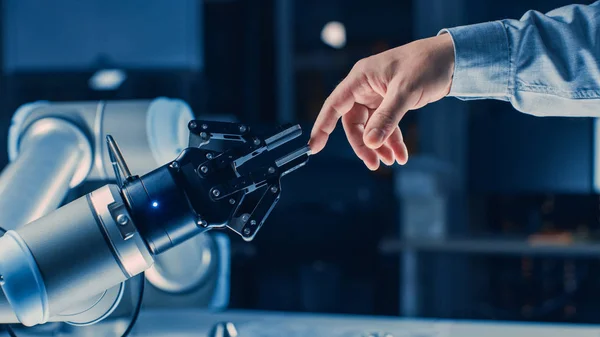 Futurisztikus robot ARM megérinti az emberi kéz az emberiség és a mesterséges intelligencia Unifying gesztus. Tudatos technológia találkozik emberiség. Koncepció ihlette Michelangelo létrehozása Ádám — Stock Fotó