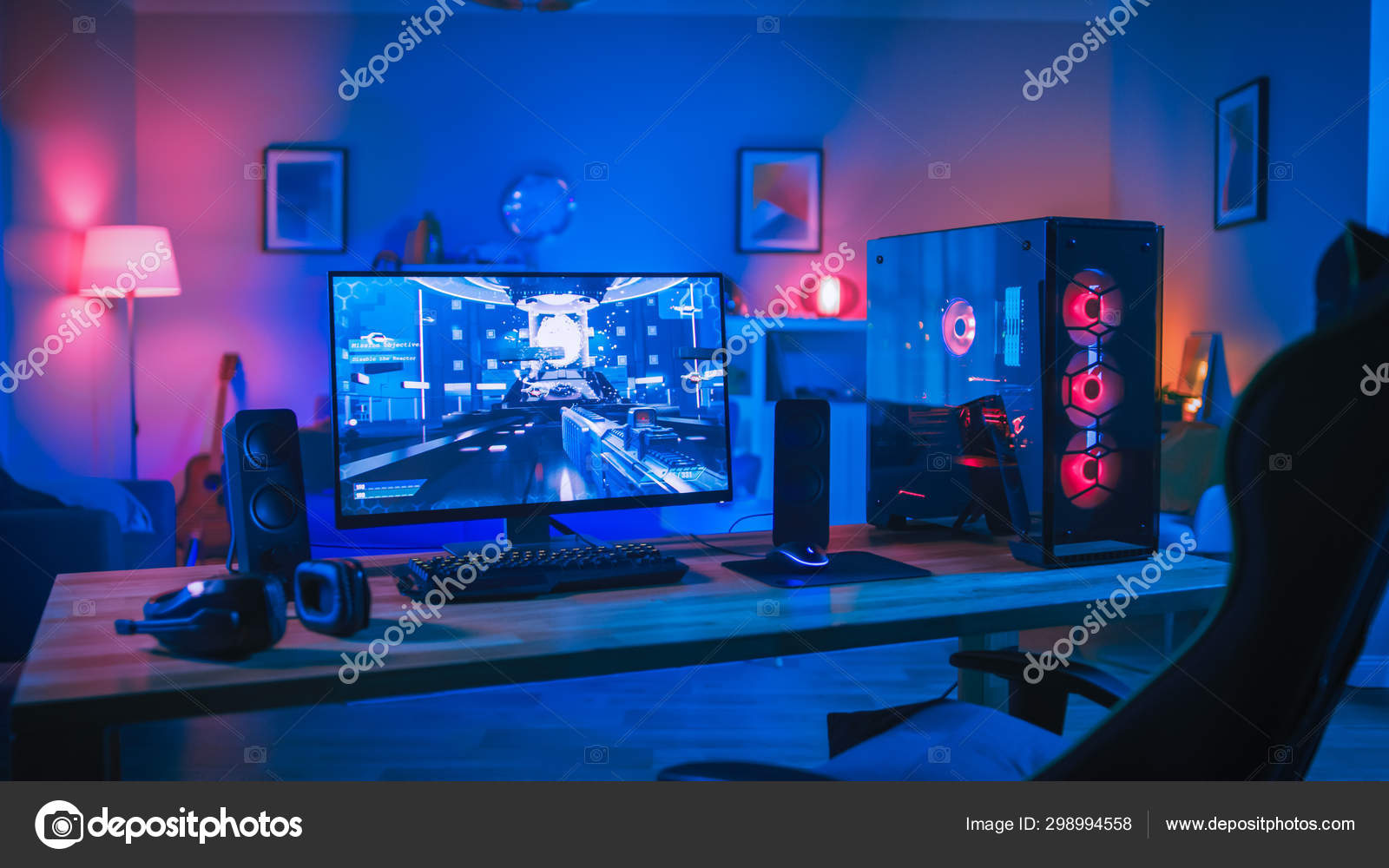 Foto de Computador Com Jogo De Tiro Em Primeira Pessoa Online