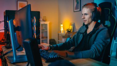 Onun Kişisel Bilgisayar da Bir Mic Playing Shooter Online Video Oyunu ile Kulaklık Happy Gamer. Oda ve Pc Renkli Neon Led Işıklar var. Evde Rahat Akşam.