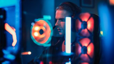 Kişisel Bilgisayarında Mikrofon Oynama Online Video Oyunu ile Kulaklıkta Bir Oyun Oynamanın Yansıması... Oda ve Pc Renkli Neon Led Işıklar var. Evde Rahat Akşam.