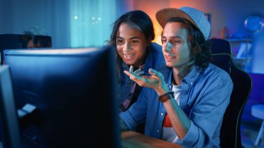 Pretty Black Girl With Friend Bilgisayar Ekranında Video Izliyor ve Tartışıyor. Cozy Room Sıcak ve Neon Işık ile Aydınlatılır.