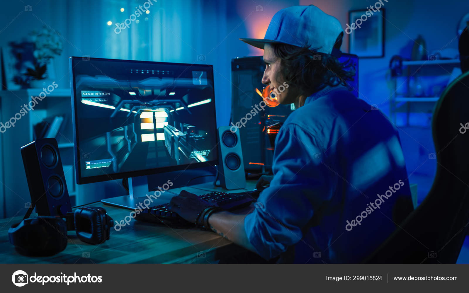 Homem jogando jogo de tiro em primeira pessoa online comemorando