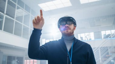 Otomotiv Mühendisi Artırılmış Gerçeklik Kulaklık ve Hareketli Sanal Parçaları Kullanarak Havada. Fütüristik Atmosfere Sahip İnovasyon Yüksek Teknoloji Laboratuvar Tesisinde.