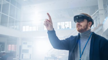 Otomotiv Mühendisi Artırılmış Gerçeklik Kulaklık kullanarak ve Havada Sanal Nesnelerin Dokunaklı Jestler yapma. Fütüristik Atmosfere Sahip İnovasyon Yüksek Teknoloji Laboratuvar Tesisinde.