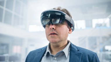 Artırılmış Gerçeklik Kulaklık Kullanan Kadın Mühendis. ve Havada Sanal Parçaları Hareketli. Fütüristik Atmosfere Sahip İnovasyon Yüksek Teknoloji Laboratuvar Tesisinde.