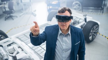 Otomotiv Mühendisi Artırılmış Gerçeklik Kulaklık Kullanarak Dokunma hareketleri yapma. Yenilik Laboratuvarı Nda Tesis Konsept Araç Çerçevesi Tekerlekler, Süspansiyon, Motor ve Akü.