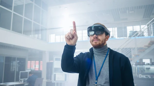 Fordons ingenjör använder förstärkt verklighet headset och göra röra gester av virtuella objekt i luften. I innovation högteknologisk laboratorie anläggning med futuristisk atmosfär. — Stockfoto