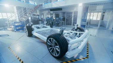 Otantik Elektrikli Otomobil Platformu Şasi Prototip Yüksek Teknoloji Endüstriyel Makine Tasarım Laboratuvarı Ayakta Kavramı. Hibrid Çerçeve Lastikler, Süspansiyon, Motor ve Pil içerir.