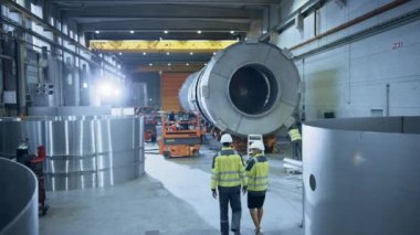 Boru Üretim Fabrikasında Çalışan Mühendis ve Profesyonellerden Oluşan Ekip. Petrol, Gaz ve Akaryakıt Boru Hattı Taşıma Ürünlerinin İnşaatı Için Çelik MetalI Tesisi. Yüksek Atış Yüksek Açı Atış