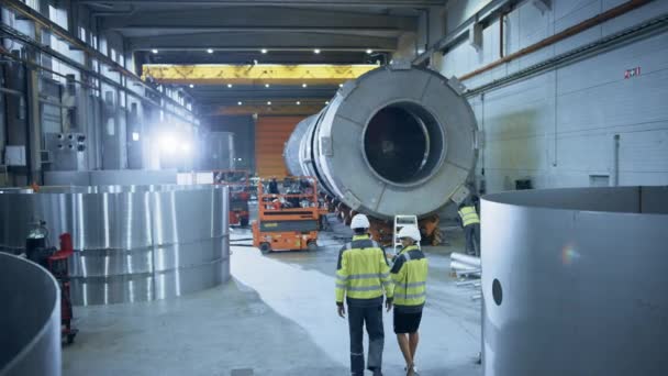 Equipo de Ingenieros y Profesionales Trabajando en una Fábrica de Fabricación de Tuberías. Instalación metalúrgica de acero para la construcción de petróleo, gas y productos de transporte de tuberías de combustible. Disparo elevado Disparo de ángulo alto — Vídeos de Stock