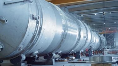 Ağır Sanayi Üretim Tesisi / Büyük Çaplı Borunun Monte Edildiği Fabrika. Petrol, Gaz ve Yakıt lar Taşıma Boru Hattı Tasarımı ve İnşası Için Modern Endüstriyel Üretim Teknolojisi. Hareketli Dolly Kamera Çekimi