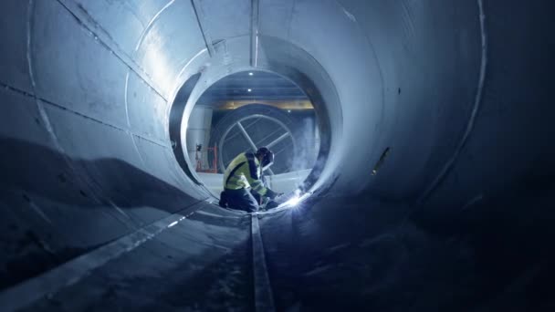 Profesyonel Ağır Sanayi Kaynakçı Boru İçi Çalışma, Kask Giyer ve Kaynak Başlar. Petrol, Doğal Gaz ve Akaryakıt Taşıma Boru Hattı Inşaatı. Endüstriyel Üretim Fabrikası. Yavaş Çekim — Stok video