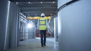 Ağır Sanayi Mühendislerinin Üretim Fabrikasından Geçişi. Petrol, Gaz ve Yakıt Boru Hattı Ulaşım Ürünleri İnşaatında Çalışan Arkaplan Profesyonellerinde