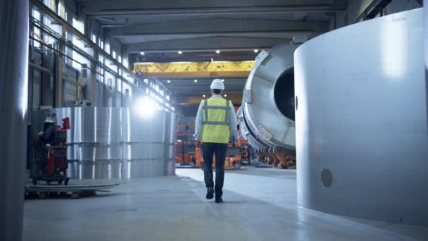 Po záběru Heavy Industry Engineers Walking Through Manufacturing Factory. V pozadí Odborníci na výstavbu ropy, plynu a palivového potrubí dopravní produkty — Stock video