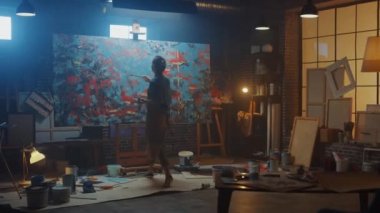 Yetenekli Kadın Sanatçı Modern Soyut Yağlı Boyama, Geniş Vuruşlar Kullanarak Hareketlendirme Boya Fırçası üzerinde çalışıyor. Karanlık Yaratıcı Stüdyo, Büyük Resim Easel Aydınlandı, Araçlar Her Yerde