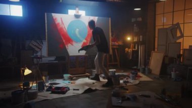 Soyut Resimde Çalışan Yetenekli Sanatçı, Renkleri Karıştırmak İçin Tepsi Paleti Kullanır ve Duygusal Modern Resim Yaratmak İçin Boya Fırçası Kullanır. Karanlık Yaratıcı Stüdyo, Büyük Tuvaller Easel Aydınlandı