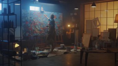 Yetenekli Kadın Sanatçı Enerjik Boya Fırçası ile Çizer, O Yağlıboya Modern Masterpiece oluşturur. Çarpıcı Renkler Büyük Tuval ile Yaratıcı Stüdyo. Yakınlaştırma'yı Takip Edin