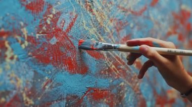 Kadın Sanatçı El Yakın Çekim, Boya Fırçası Tutan ve Yağlıboya Çizim. Renkli, Duygusal Yağlıboya. Çağdaş Ressam Güzel Sanatlar Modern Soyut Piece Oluşturma