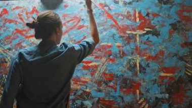 Boya Fırçası Ile Enerjik ve Coşkulu Çizim Yetenekli Kadın Sanatçı, O Yağlıboya Modern Masterpiece oluşturur. Büyük Tuval ile Yaratıcı Stüdyo. Yan Görünüm Ark Çekimi