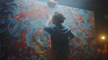 Yetenekli Yenilikçi Kadın Sanatçı, Renkli, Duygusal, Şehvetli Yağlıboya Yaratan Parmaklarını Kullanarak Büyük Tuvale Elleriyle Çiziyor. Çağdaş Ressam Oluşturma Soyut Modern Sanat