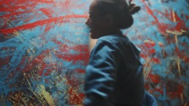 Yetenekli Yenilikçi Kadın Sanatçı, Renkli, Duygusal, Şehvetli Yağlıboya Yaratan Parmaklarını Kullanarak Büyük Tuvale Elleriyle Çiziyor. Çağdaş Ressam Oluşturma Soyut Modern Sanat