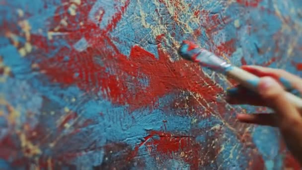 Gros plan sur la main d'une artiste féminine, tenant une brosse à peinture et dessinant de la peinture rouge. Peinture à l'huile colorée et émotionnelle. Peintre contemporain Création d'une œuvre abstraite moderne d'art — Video