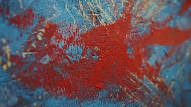 Close-up Shot of Female Artist Hand, Holding Paint Brush dan Drawing Painting dengan Red Paint. Berwarna, Mengecat Minyak Emosional. Pelukis Kontemporer Membuat Potongan Seni Rupa Murni Modern — Stok Video