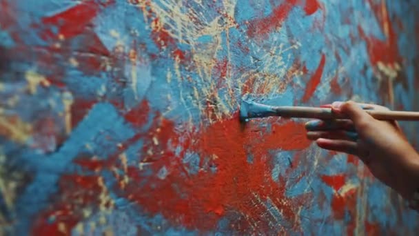 Close-up Shot of Female Artist Hand, Holding Paint Brush and Drawing Painting with Blue Paint. Colorful, Emotional Oil Painting. Contemporary Painter Creating Modern Abstract Piece of Fine Art — Stock Video